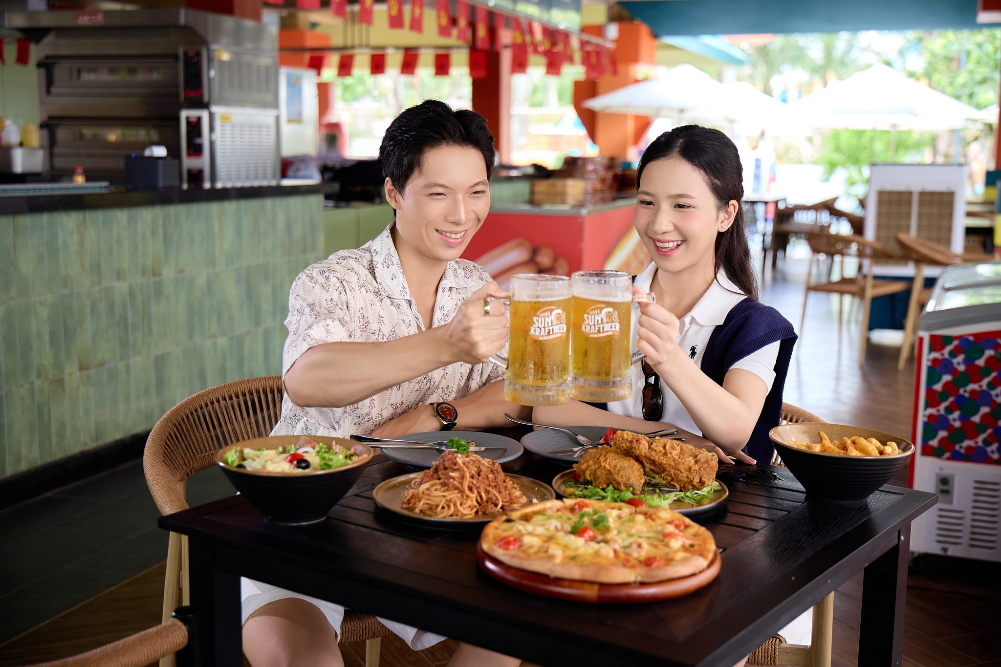 Du khách thưởng thức những món ăn thơm ngon hấp dẫn sau những giờ phút vui chơi. (Nguồn: Sưu tầm)