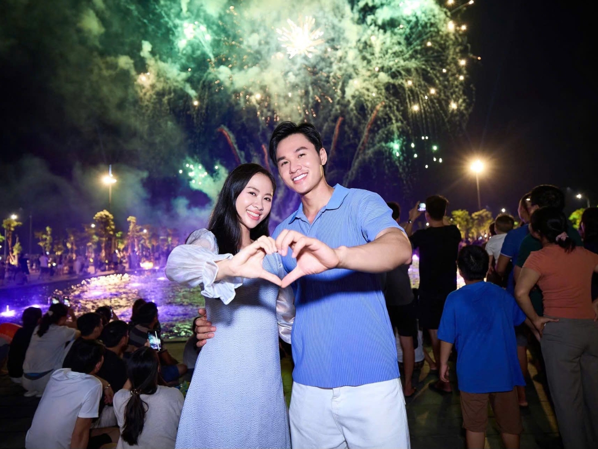 Du khách thưởng thức show diễn nhạc nước và màn trình diễn pháo hoa rực rỡ. (Nguồn: Sưu tầm)