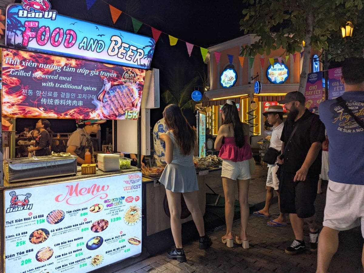 Du khách mua sắm và thưởng thức những món ăn hấp dẫn tại chợ đêm Vui Fest. (Nguồn: Sưu tầm)