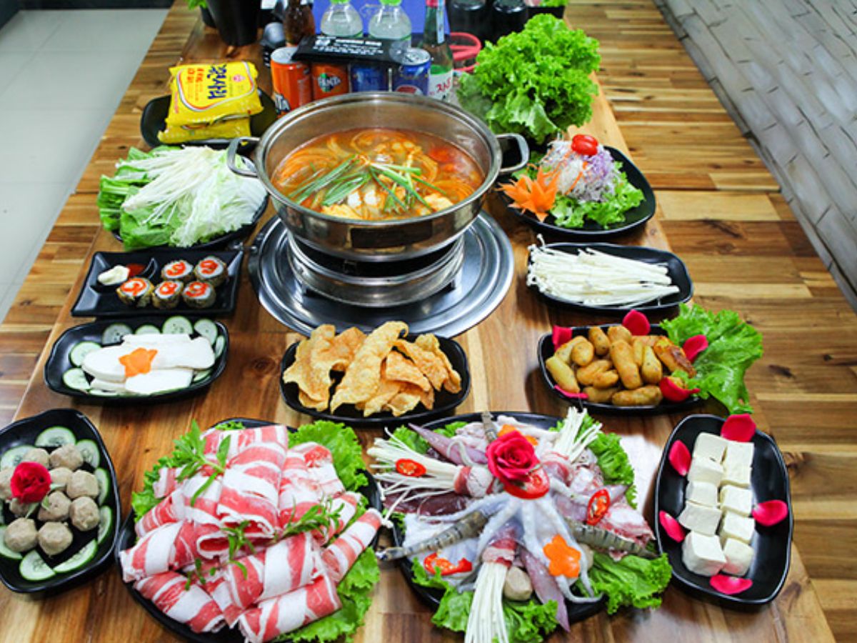 Khu vực quanh Sun Urban City có nhiều nhà hàng lẩu nướng phù hợp cho các buổi tụ họp. (Nguồn: Sưu tầm)
