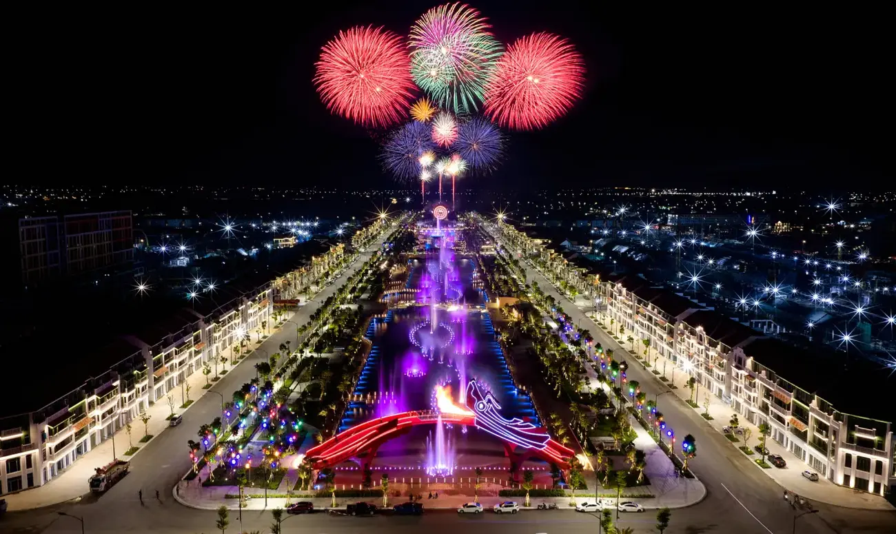 Màn trình diễn pháo hoa rực rỡ tại Sun Urban City vào tối thứ Sáu và thứ Bảy hàng tuần. (Nguồn: Sưu tầm)