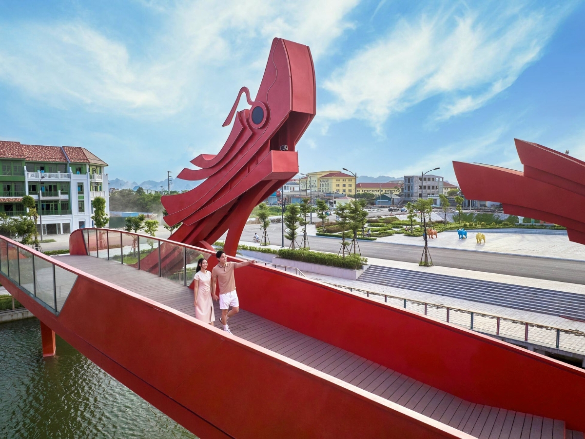 Du khách check-in tại cầu Long Kiều. (Nguồn: Sưu tầm)