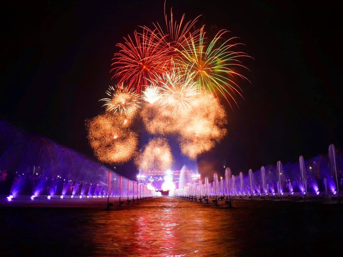 Màn bắn pháo hoa tầm cao tại Sun Urban City vào buổi tối thứ Sáu và thứ Bảy hàng tuần. (Nguồn: Sưu tầm)
