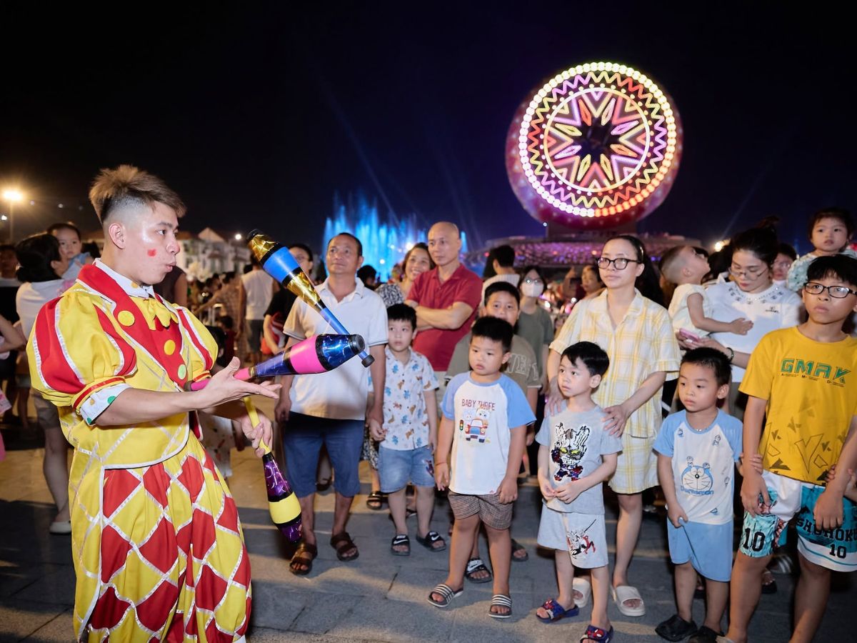 Du khách và người dân dạo đường phố hòa vào không khí lễ hội về đêm tại Quảng trường Thời Đại Hà Nam. (Nguồn: Sưu tầm)
