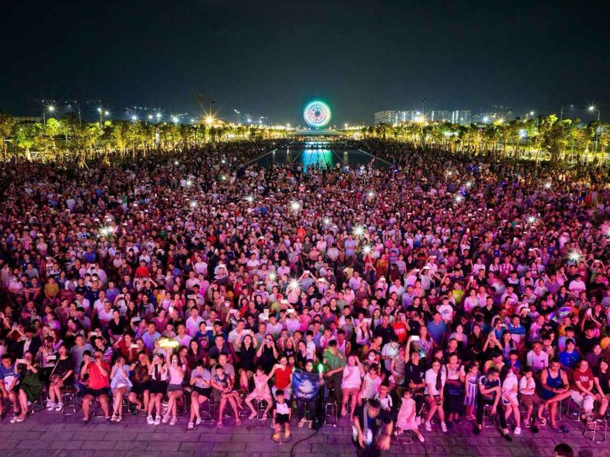 Mọi người nên tranh thủ thời gian đến khu vực bắn pháo hoa sớm để có được view xem pháo hoa đẹp. (Nguồn: Sưu tầm)
