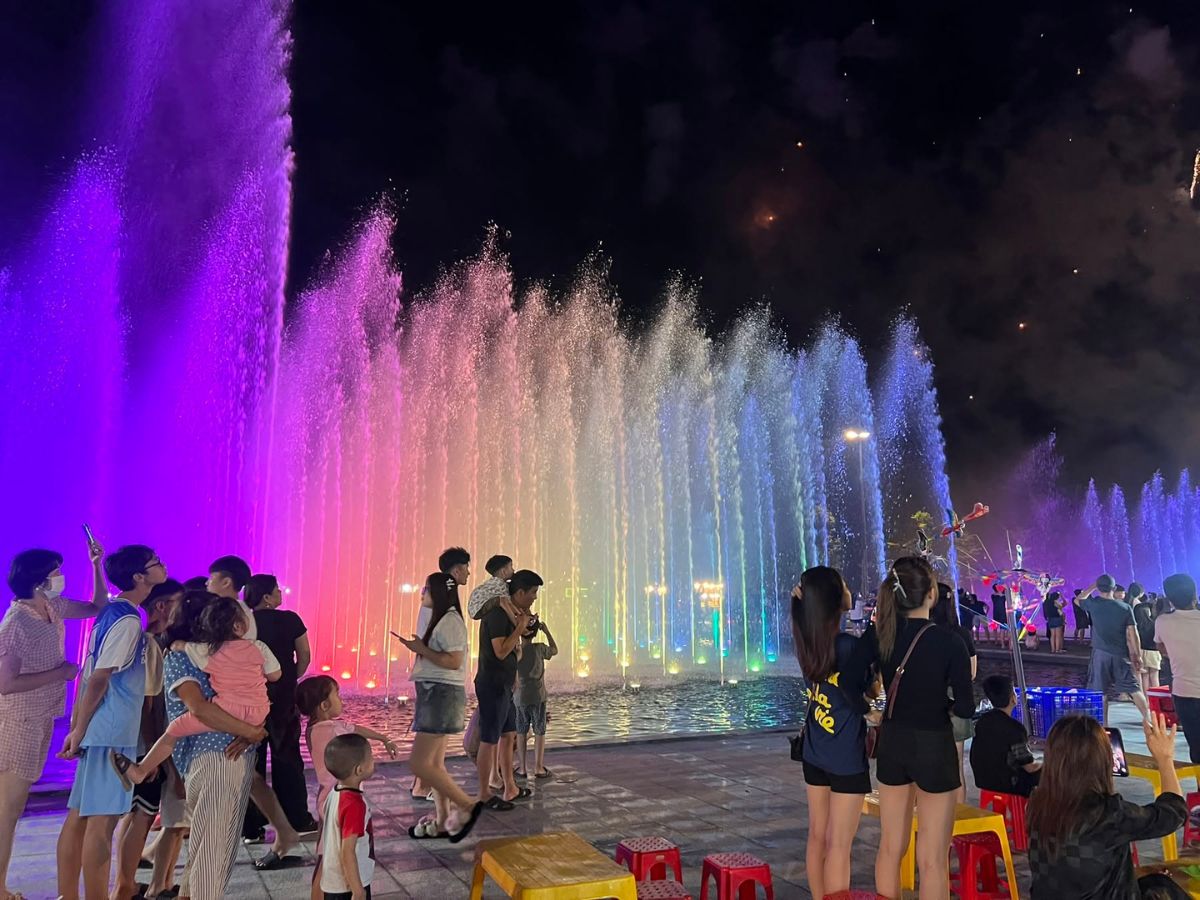 Mọi người đến xem nhạc nước Hà Nam có thể ghi lại những khoảnh khắc đẹp cùng không gian sự kiện. (Nguồn: Sưu tầm)