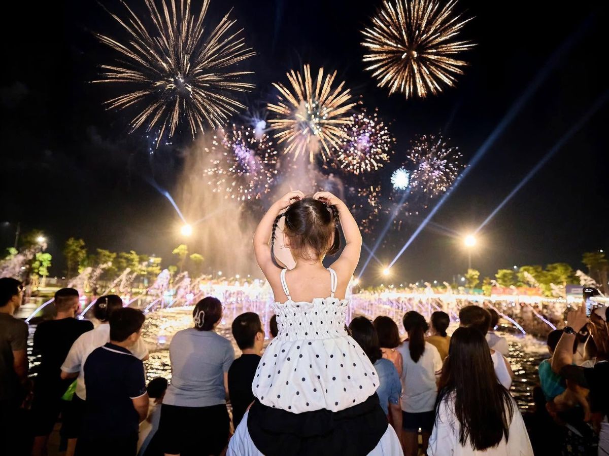 Đi chơi Hà Nam về đêm cùng trẻ nhỏ nên lưu ý các vấn đề về an toàn khi di chuyển cũng như vui chơi nơi đông người. (Nguồn: Sưu tầm)