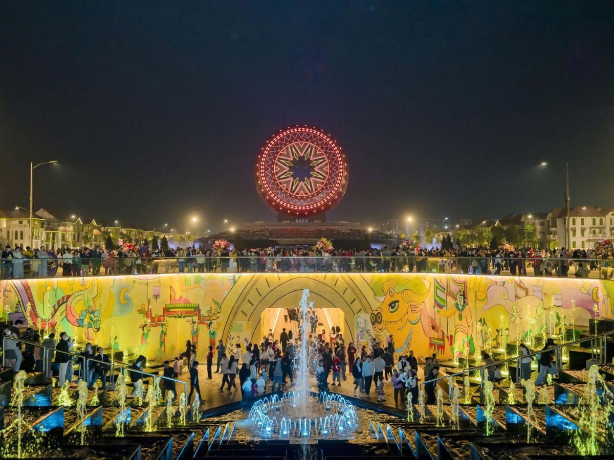 Không khí ban đêm tại Khu vực Quảng trường Thời Đại thuộc đại đô thị Sun Urban City Hà Nam sôi động, tràn đầy năng lượng và đậm chất lễ hội hiện đại. (Nguồn: Sưu tầm)