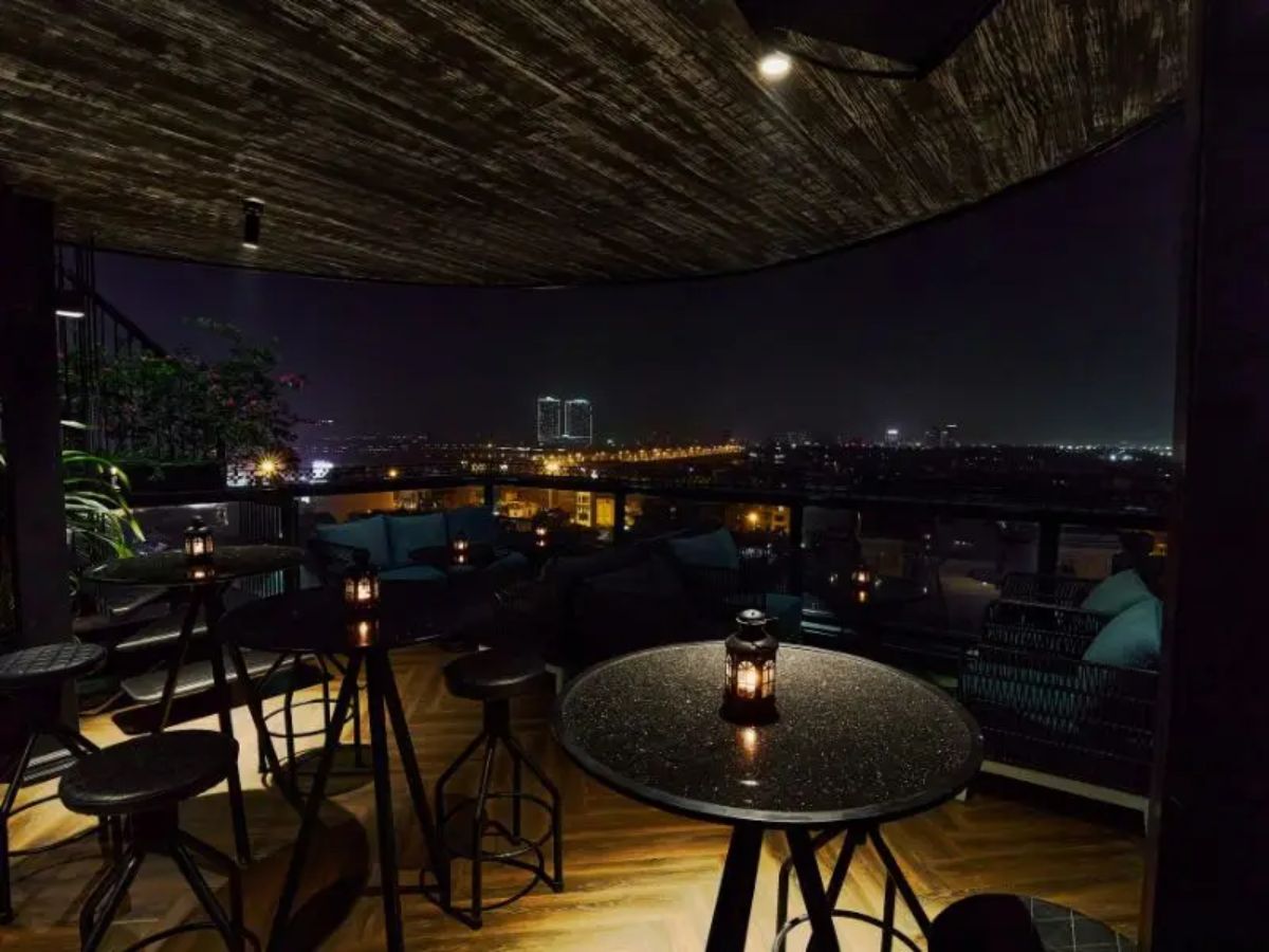 Quán cà phê hoặc rooftop là lựa chọn phù hợp để tránh đám đông. (Nguồn: Sưu tầm)