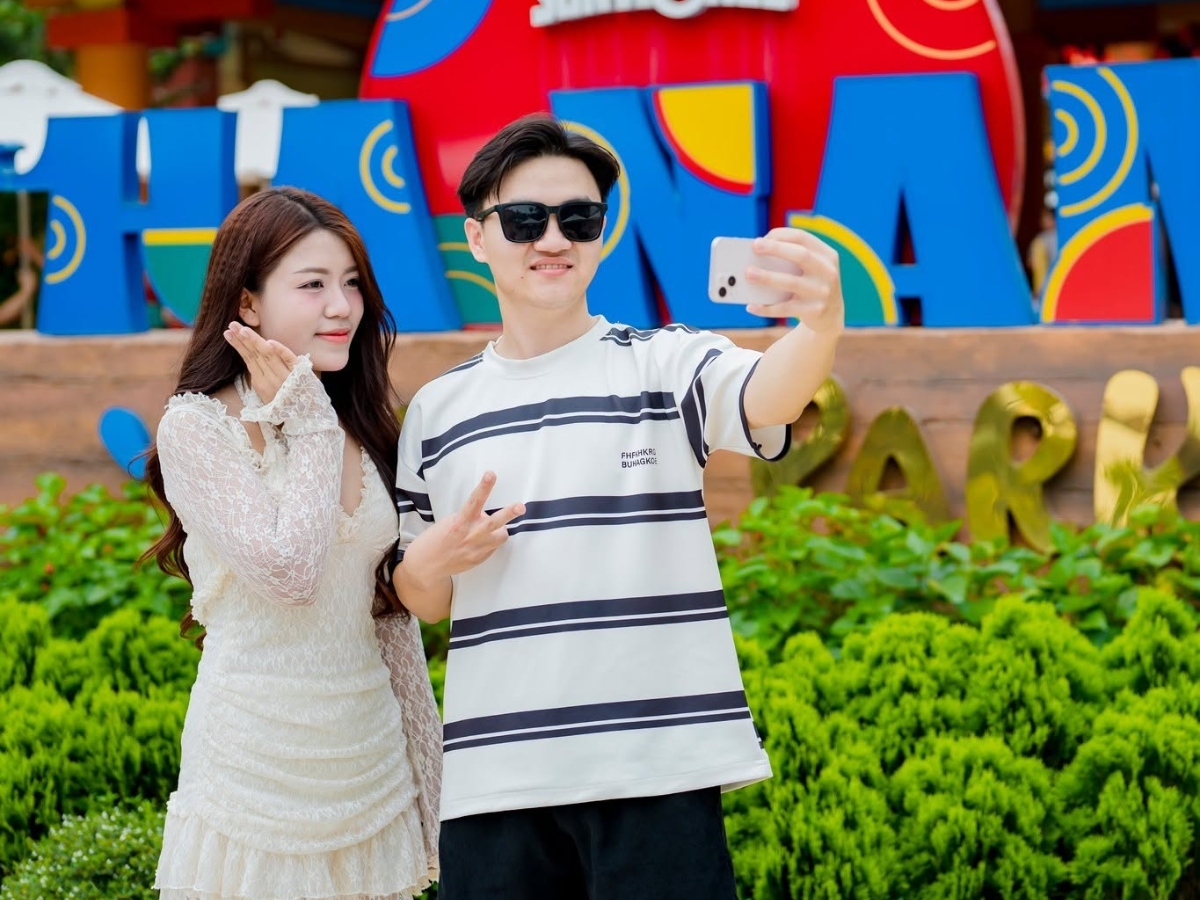 Du khách check-in tại những không gian rực rỡ sắc màu, lưu giữ những khoảnh khắc đáng nhớ. (Nguồn: Sưu tầm)