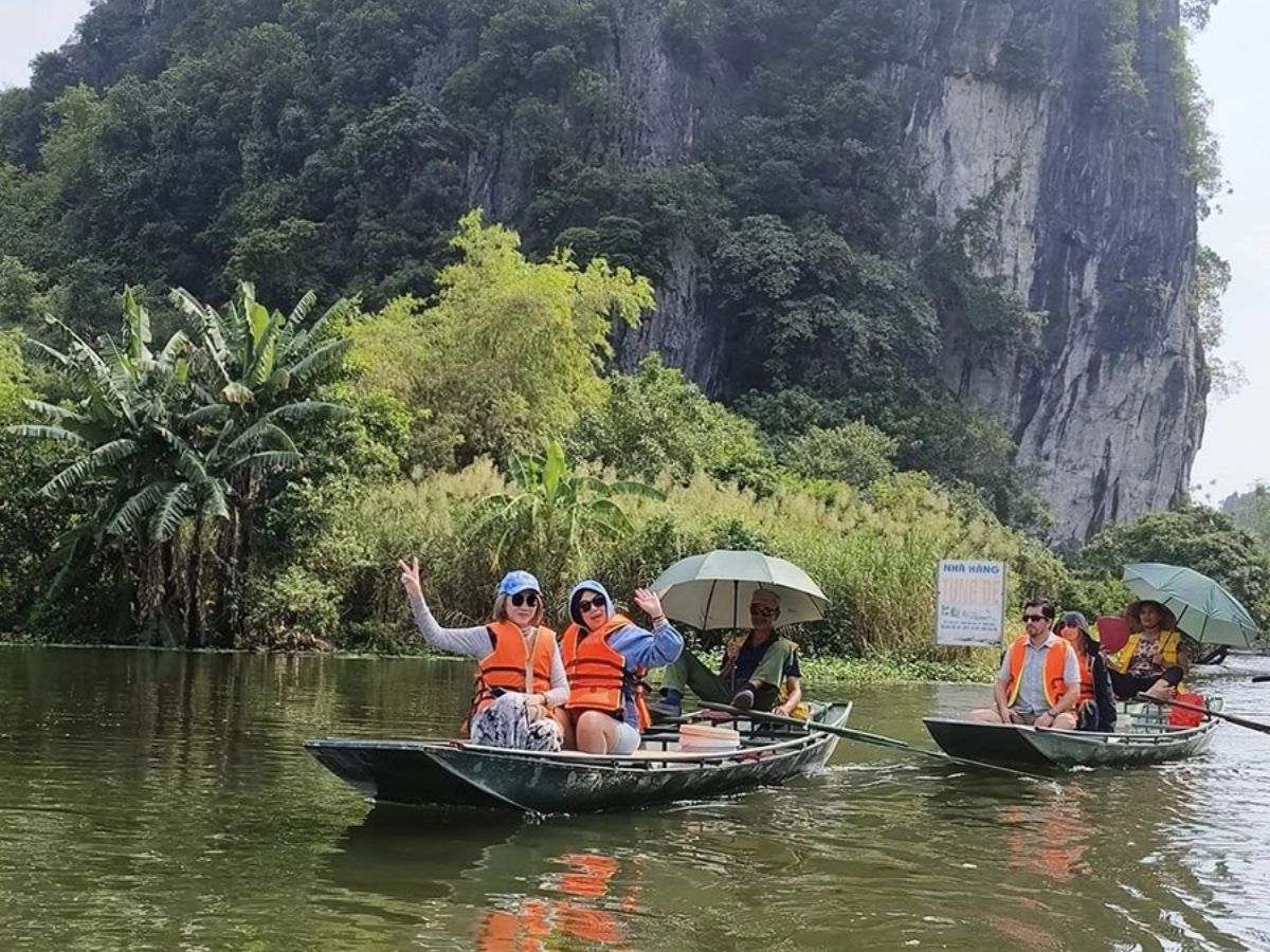 Trải nghiệm đi thuyền trên hồ Tam Chúc được nhiều du khách lựa chọn. (Nguồn: Sưu tầm)