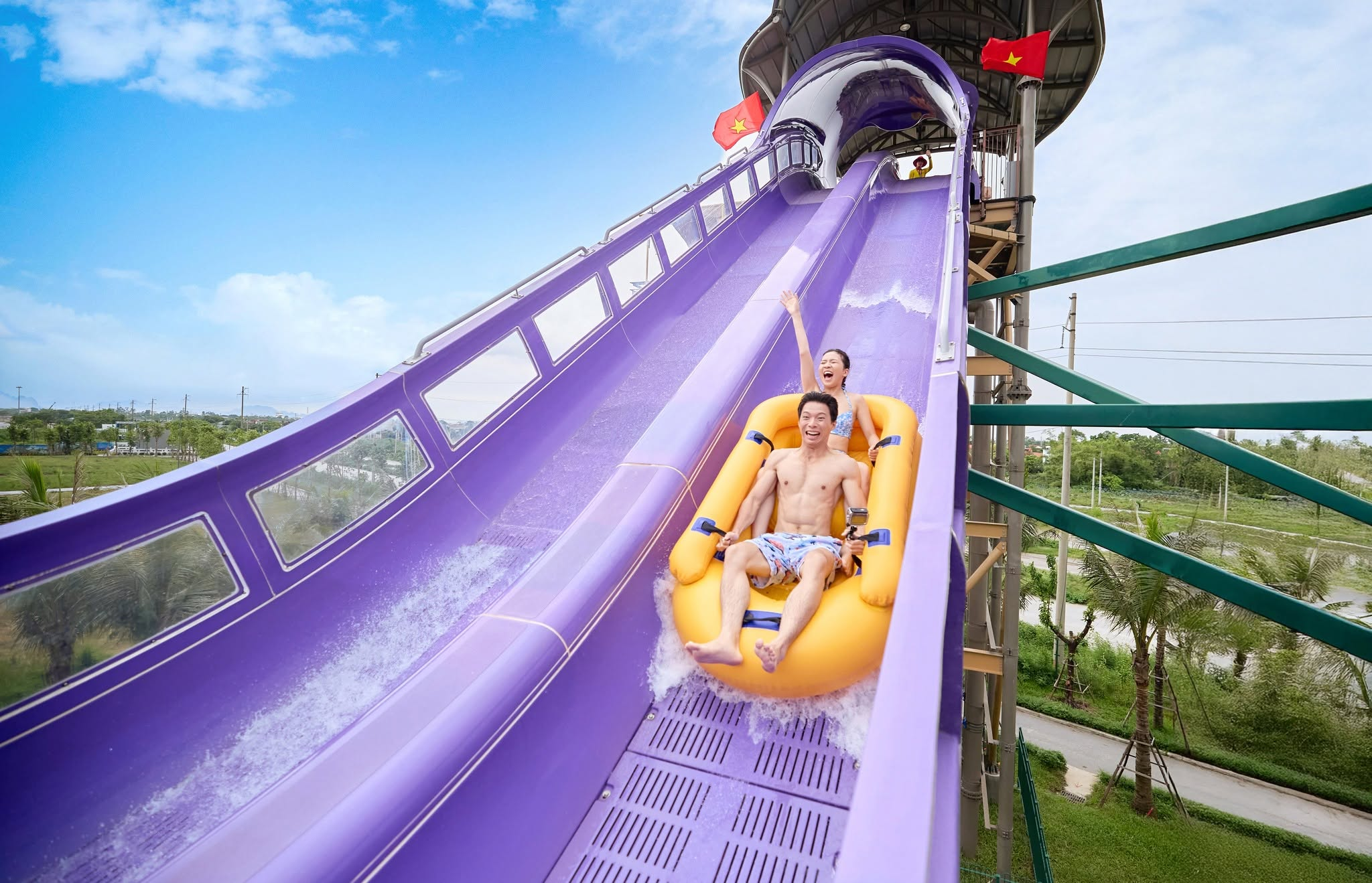 Đừng quên mang theo đồ bơi để tận hưởng trọn vẹn các trò chơi dưới nước tại Sun World Ha Nam. (Nguồn: Sưu tầm)