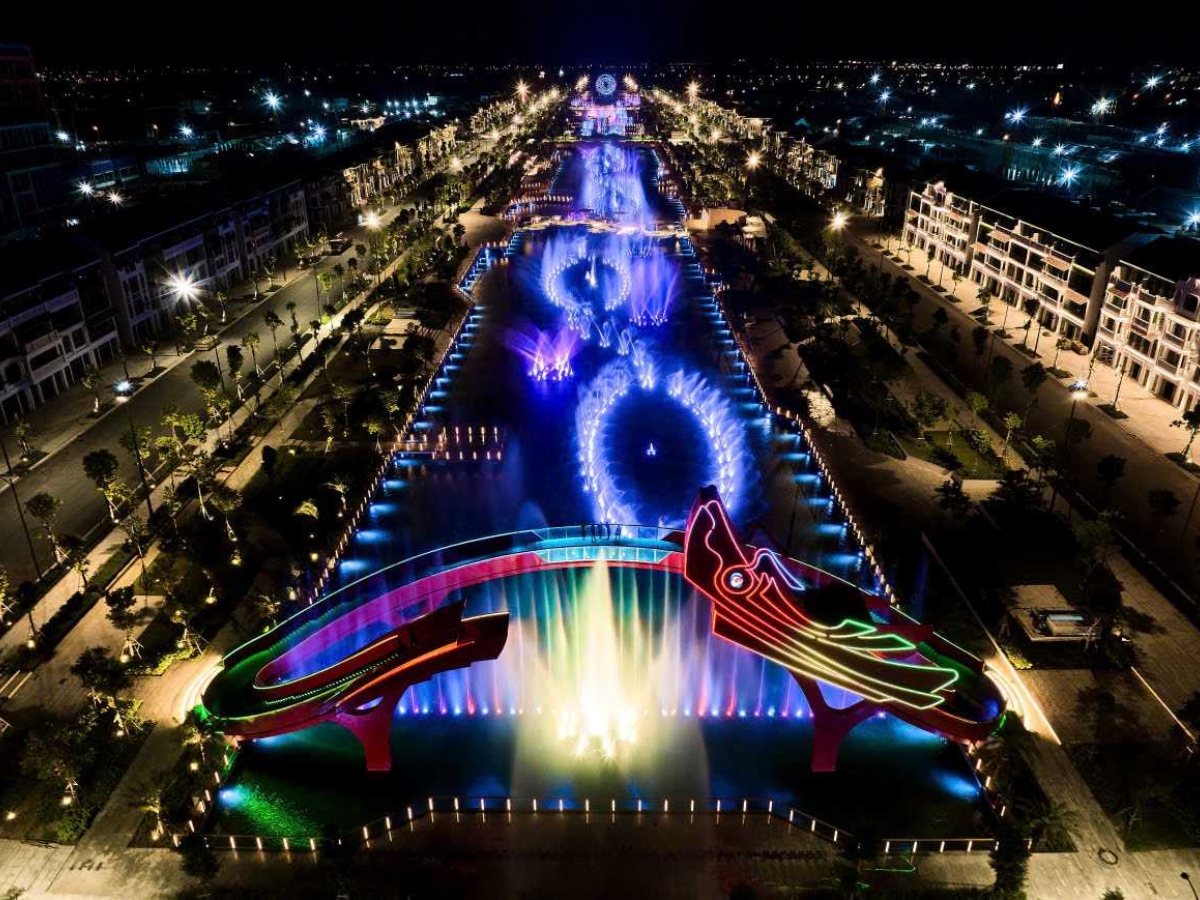 Quảng trường Thời Đại là điểm hẹn lý tưởng để cả gia đình dạo bộ và thư giãn vào buổi tối. (Nguồn: Sưu tầm)