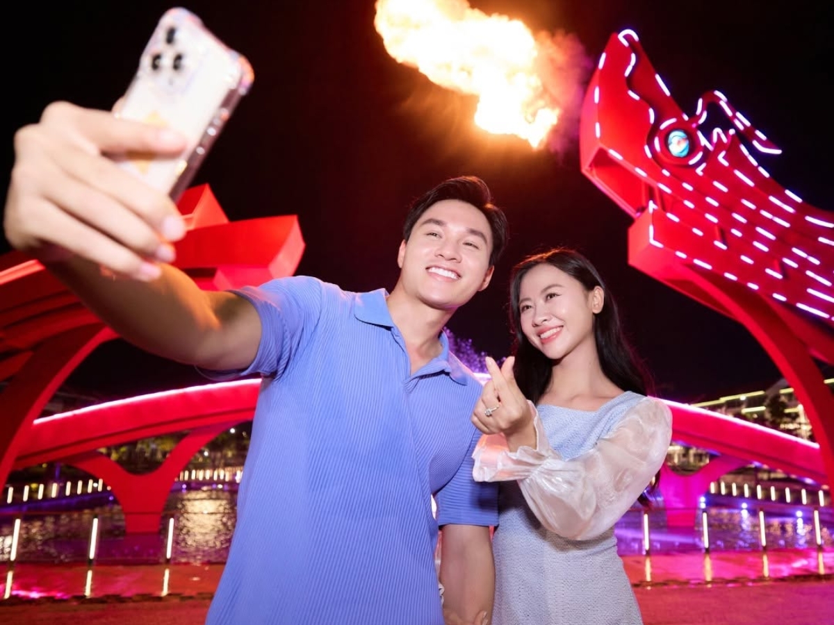 Lưu giữ khoảnh khắc tại cầu Long Kiều với màn trình diễn phun lửa ấn tượng. (Nguồn: Sưu tầm)