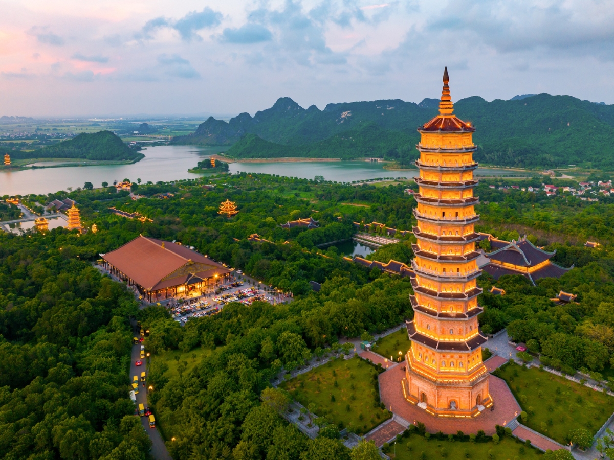 Chùa Bái Đính thu hút du khách bởi quần thể kiến trúc tâm linh quy mô lớn và vẻ đẹp trang nghiêm giữa núi non Ninh Bình. (Nguồn: Sưu tầm)