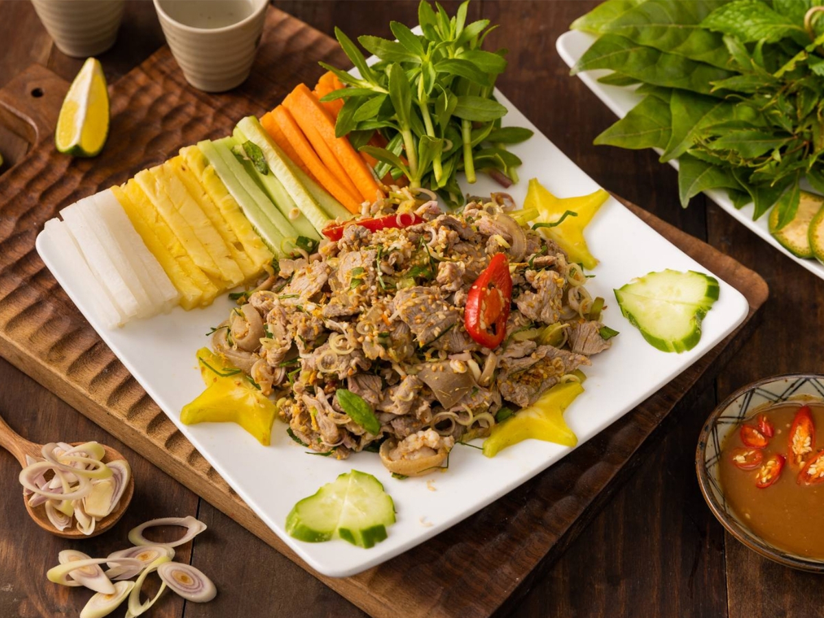 Thưởng thức thịt dê núi là trải nghiệm ẩm thực đặc trưng khi khám phá vùng đất Ninh Bình. (Nguồn: Sưu tầm)