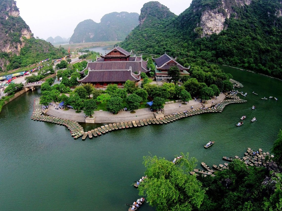 Tràng An là điểm đến nổi tiếng với vẻ đẹp thiên nhiên hùng vĩ, dòng sông xanh và những hang động độc đáo. (Nguồn: Sưu tầm)