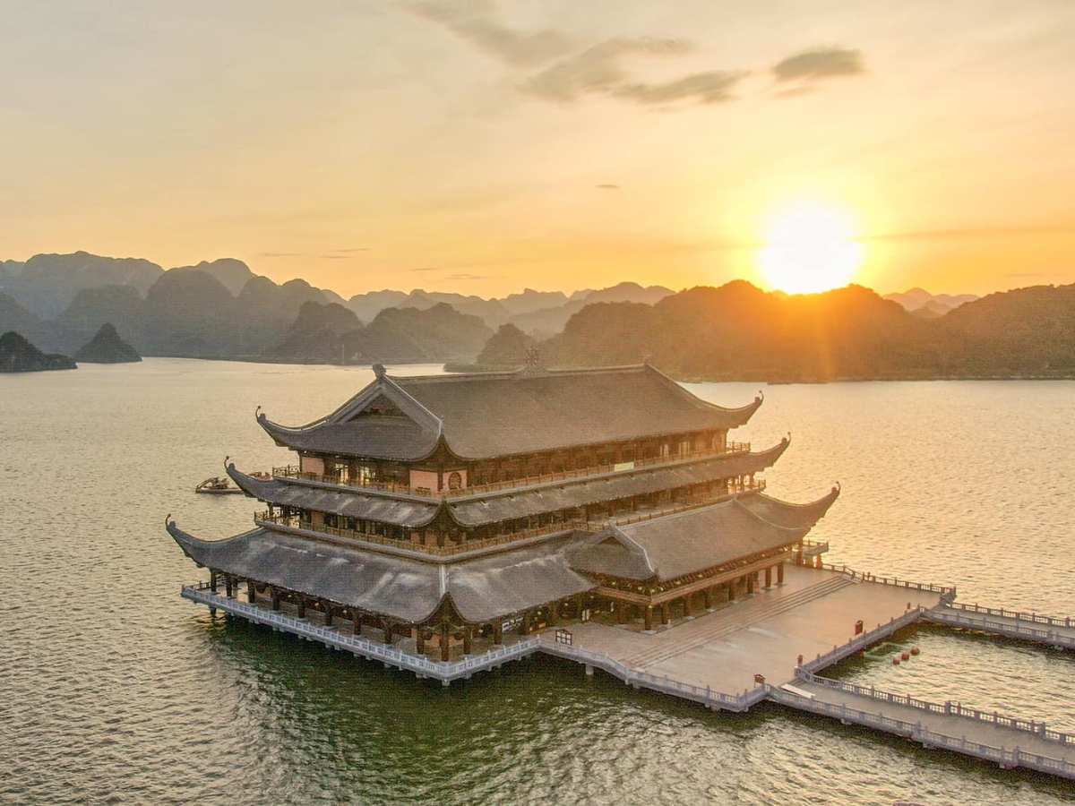 Chùa Tam Chúc thu hút du khách bởi vẻ đẹp linh thiêng, kiến trúc ấn tượng và khung cảnh thiên nhiên rộng lớn. (Nguồn: Sưu tầm)