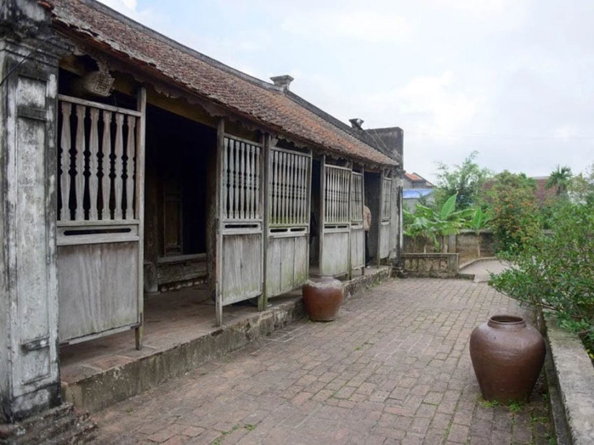 Nhà Bá Kiến là di tích văn hóa gắn với văn học Việt Nam, thu hút du khách tìm hiểu về không gian làng quê trong tác phẩm Chí Phèo. (Nguồn: Sưu tầm)
