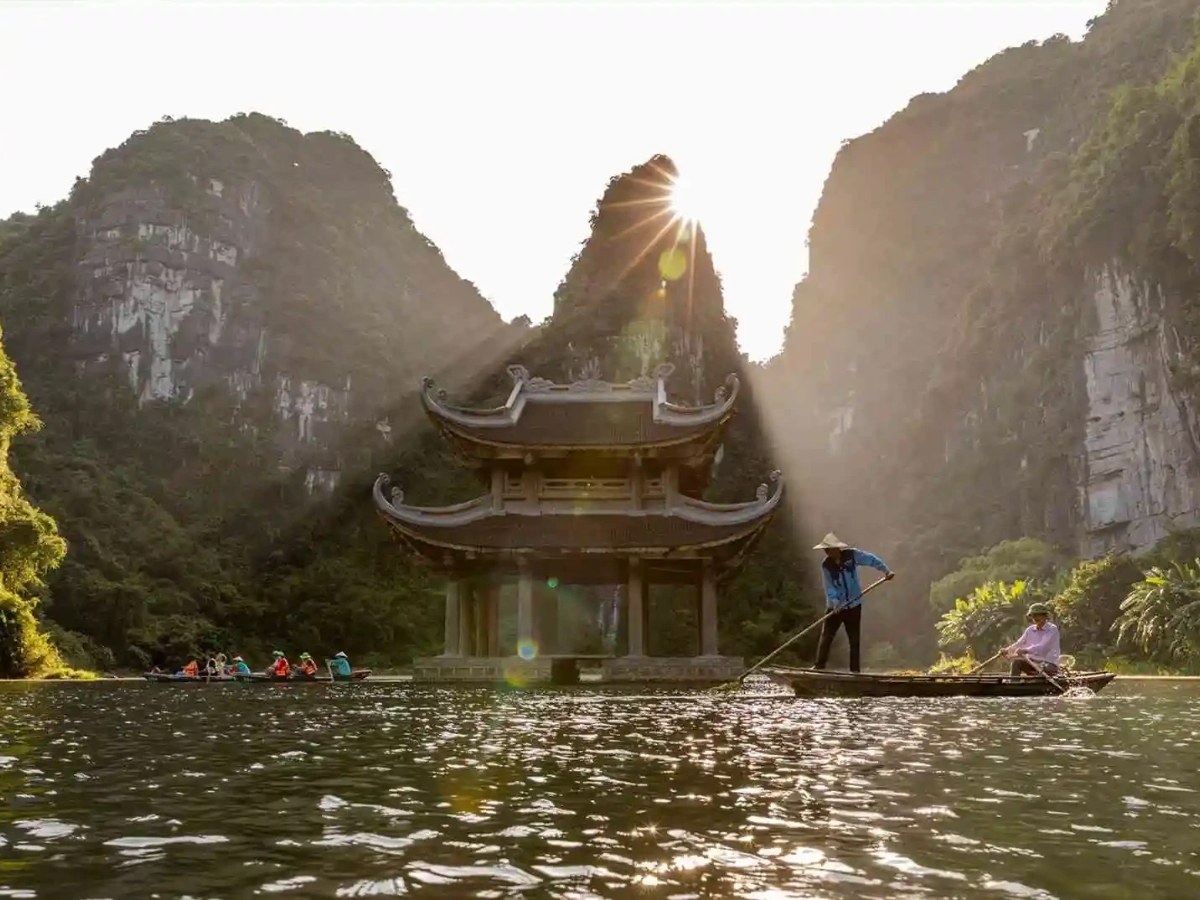 Tràng An là điểm đến lý tưởng để du khách tận hưởng vẻ đẹp thiên nhiên hùng vĩ giữa vùng đất cố đô. (Nguồn: Sưu tầm)