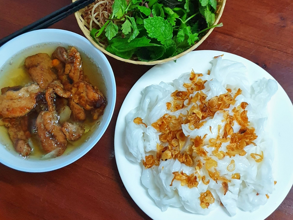 Bánh cuốn Phủ Lý hấp dẫn với bánh mềm mỏng, thịt nướng thơm ngon và nước chấm đậm vị đặc trưng. (Nguồn: Sưu tầm)