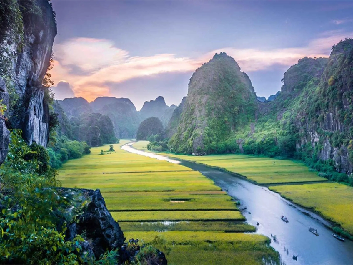 Tam Cốc – Bích Động thu hút du khách bởi vẻ đẹp non nước thơ mộng, hang động tự nhiên và cảnh quan đặc trưng Ninh Bình. (Nguồn: Sưu tầm)