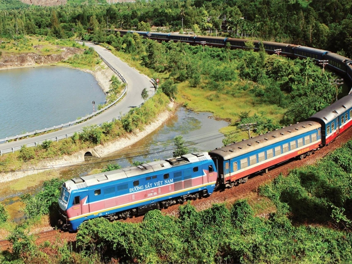 Tàu hỏa TP.HCM – Ninh Bình là lựa chọn phù hợp cho hành trình dài, giúp du khách thư thả khám phá cảnh sắc trên đường đi. (Nguồn: Sưu tầm)