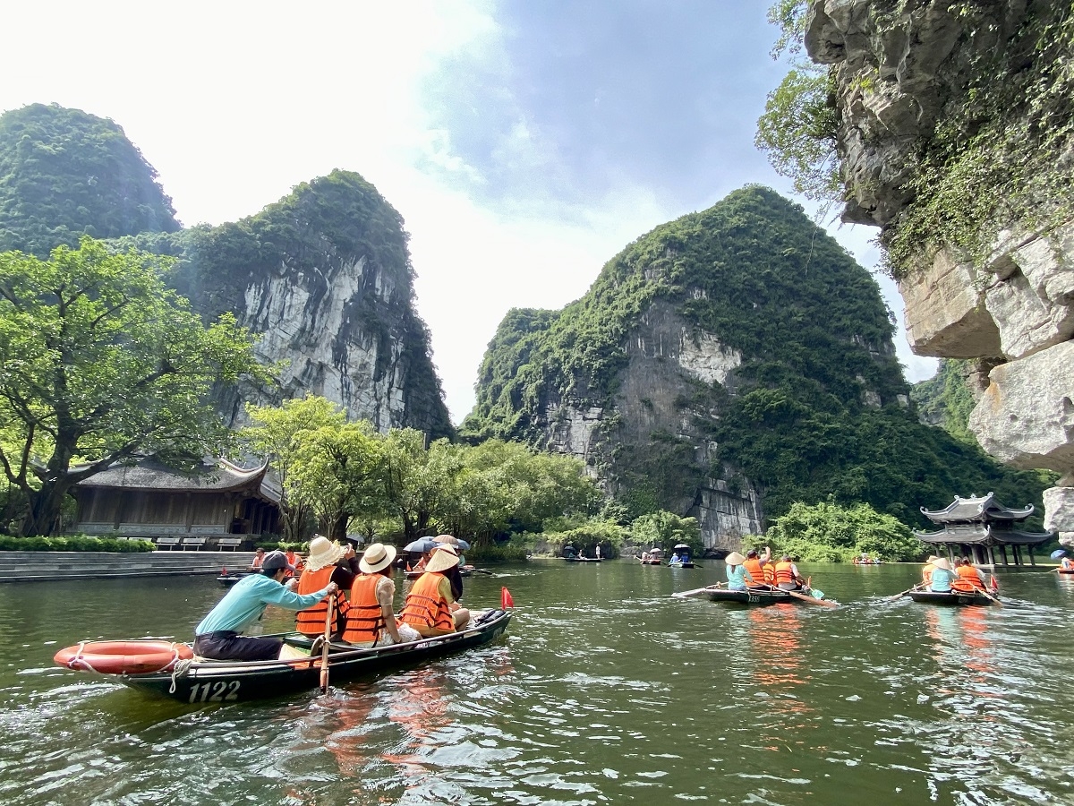 Tràng An gây ấn tượng với vẻ đẹp non nước hữu tình, núi đá vôi và những hành trình khám phá thiên nhiên độc đáo. (Nguồn: Sưu tầm)