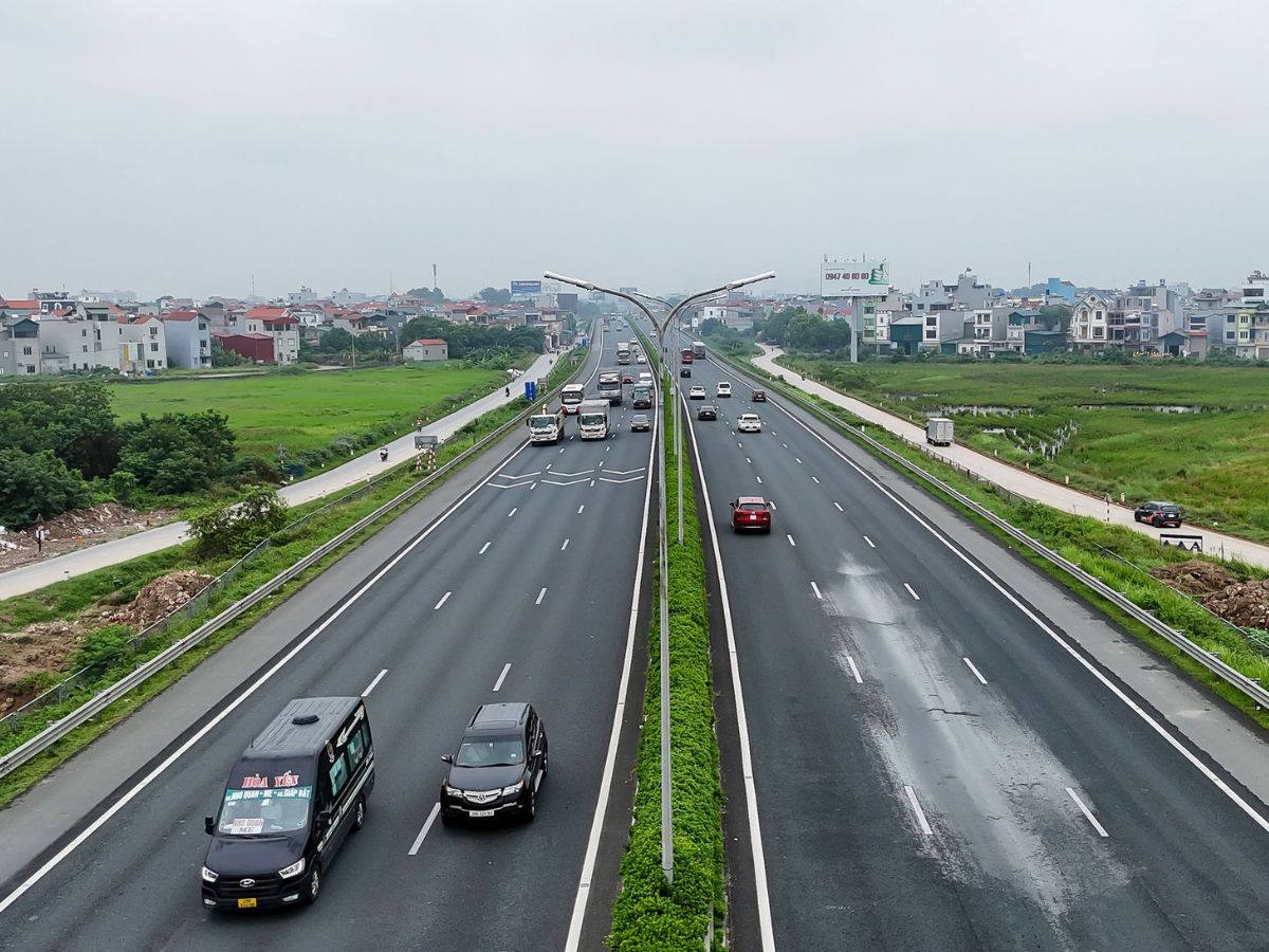 Để đảm bảo an toàn, du khách cần tuân thủ quy định về tốc độ, phân làn và an toàn giao thông. (Nguồn: Sưu tầm)