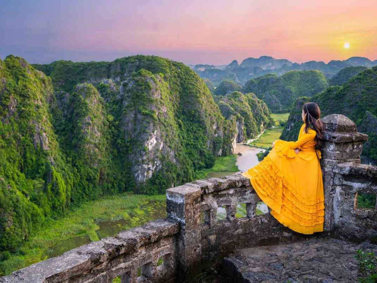 Du khách chinh phục các bậc đá tại Hang Múa và lưu lại khoảnh khắc check-in với toàn cảnh thiên nhiên Ninh Bình từ trên cao. (Nguồn: Sưu tầm)