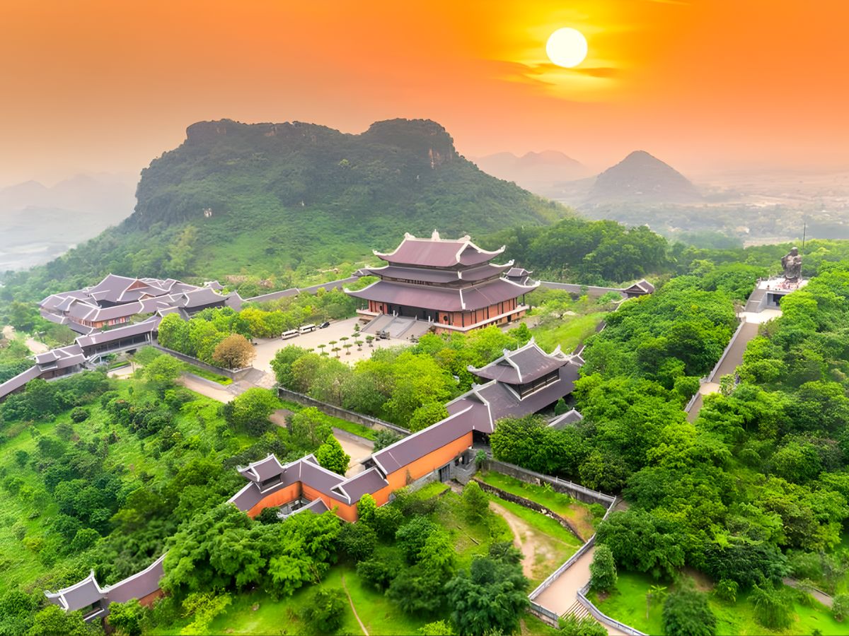 Toàn cảnh chùa Bái Đính nhìn từ trên cao trong ánh hoàng hôn đỏ rực, nổi bật giữa không gian núi non hùng vĩ của Ninh Bình. (Nguồn: Sưu tầm)