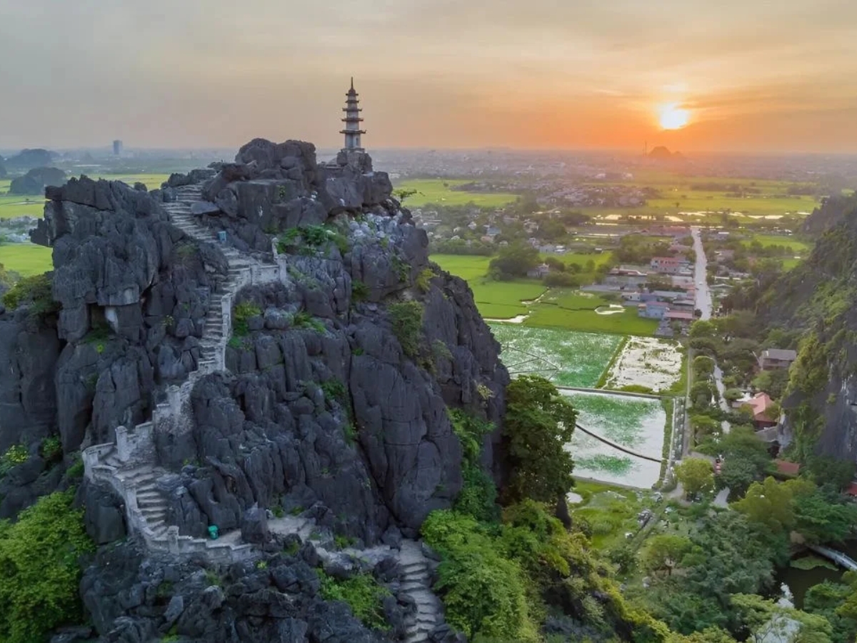 Hang Múa thu hút du khách bởi vẻ đẹp thiên nhiên ấn tượng và góc ngắm toàn cảnh Ninh Bình từ trên cao. (Nguồn: Sưu tầm)