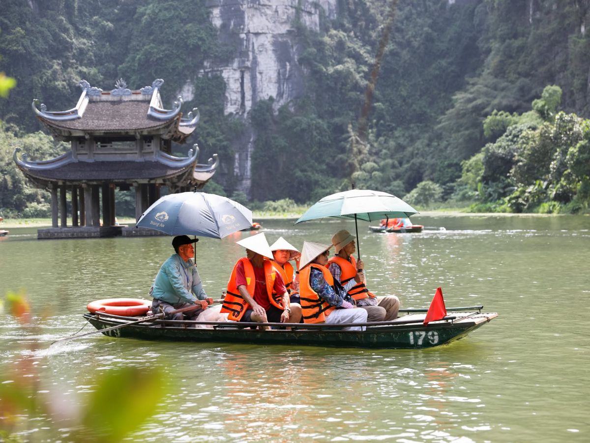 Ngồi thuyền khám phá Tràng An là trải nghiệm du lịch đặc sắc tại Ninh Bình. (Nguồn: Sưu tầm)