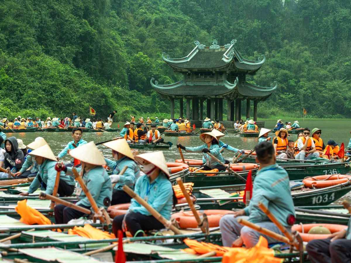 Du khách đi tour du lịch Ninh Bình từ Hải Phòng nên kiểm tra các dịch vụ bao gồm để dự trù kinh phí cho chuyến đi. (Nguồn: Sưu tầm)