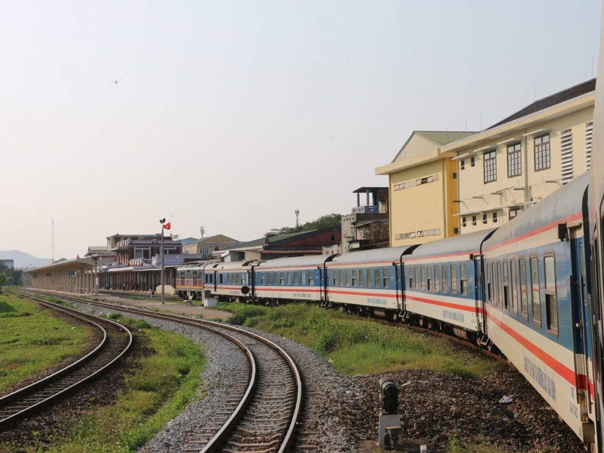 Tùy vào từng điểm xuất phát, thời gian đến Ninh Bình bằng tàu hỏa sẽ có sự khác nhau. (Nguồn: Sưu tầm)