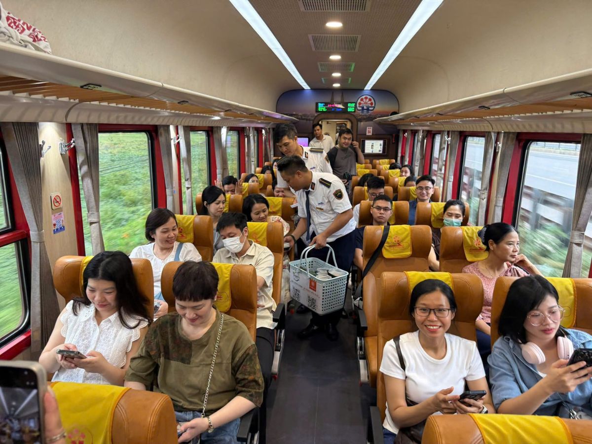 Tàu hỏa đi Ninh Bình là lựa chọn lý tưởng dành cho du khách thích trải nghiệm ngắm cảnh dọc đường. (Nguồn: Sưu tầm)