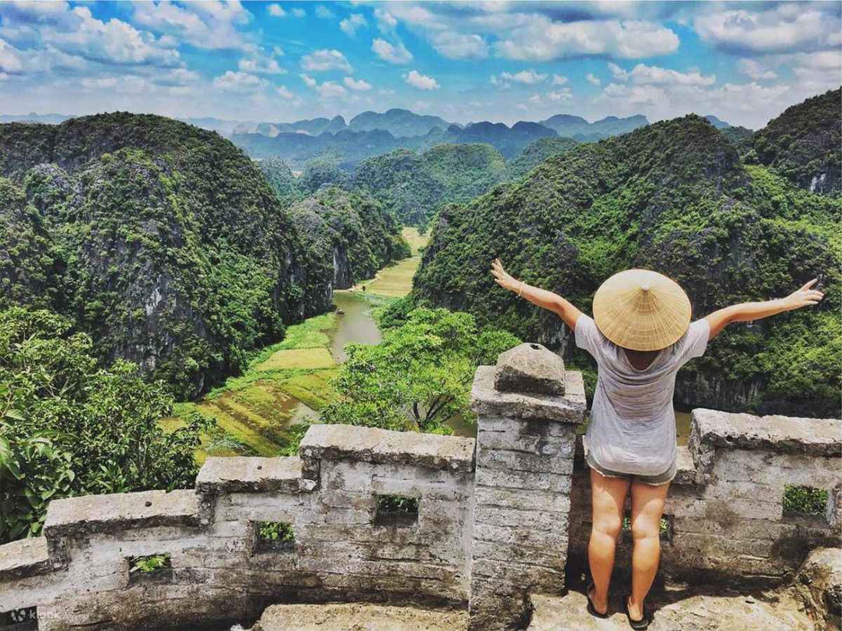 Du khách nên chú ý trang bị các vật dụng cần thiết để đảm bảo an toàn trong hành trình đi Tràng An và Hang Múa. (Nguồn: Sưu tầm)