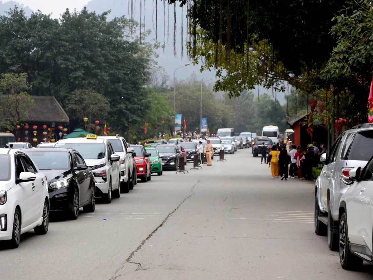 Đi taxi ở Ninh Bình phù hợp nhất với nhóm khách gia đình, người đi theo đoàn nhỏ hoặc có lịch trình tự do. (Nguồn: Sưu tầm)