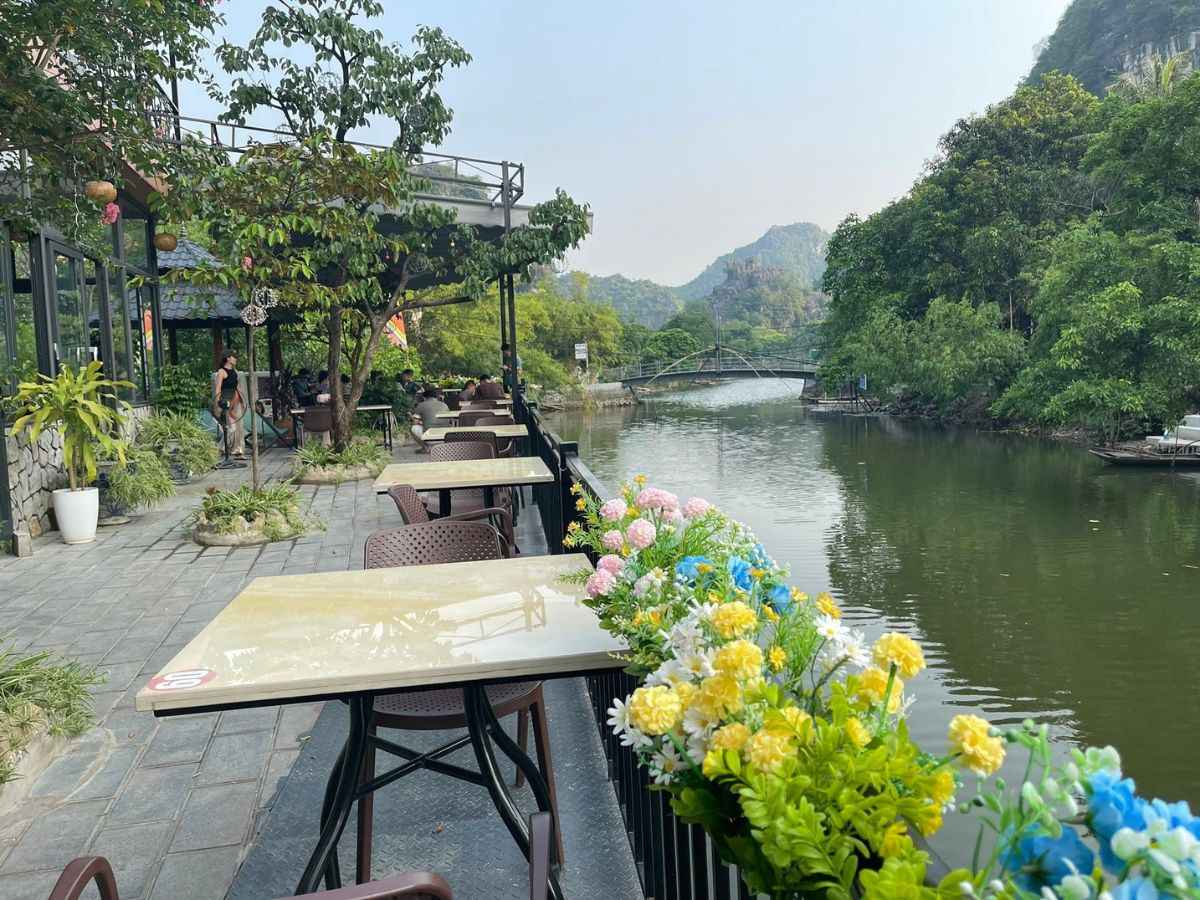 Không gian Trang An Aura nổi bật với cảnh sắc thiên nhiên núi đá vôi đặc trưng của Tràng An. (Nguồn: Sưu tầm)