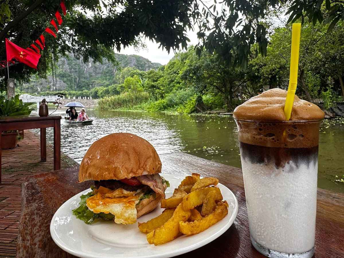 Các quán cafe view núi ở Ninh Bình gây ấn tượng cảnh quan thiên nhiên độc đáo, không gian yên bình.(Nguồn: Sưu tầm)