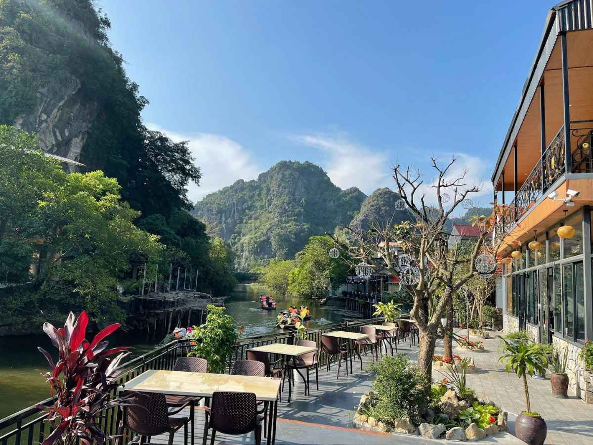 Du khách nên chọn những ngày thời tiết đẹp để check in ảnh đẹp ở các quán cafe view núi ở Ninh Bình. (Nguồn: Sưu tầm)