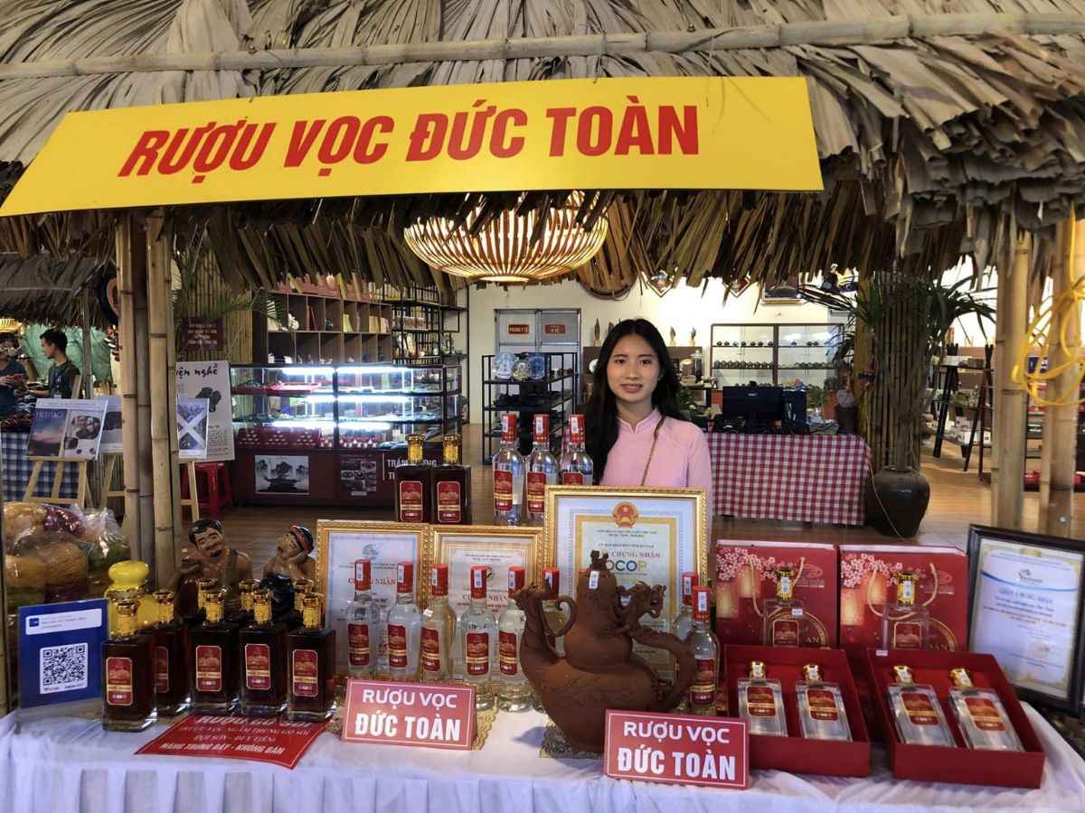 Rượu Vọc Đức Toàn là sản phẩm OCOP 3 sao nổi tiếng của Hà Nam, được vinh danh là dòng "rượu tiến vua" truyền thống. (Nguồn: Sưu tầm)