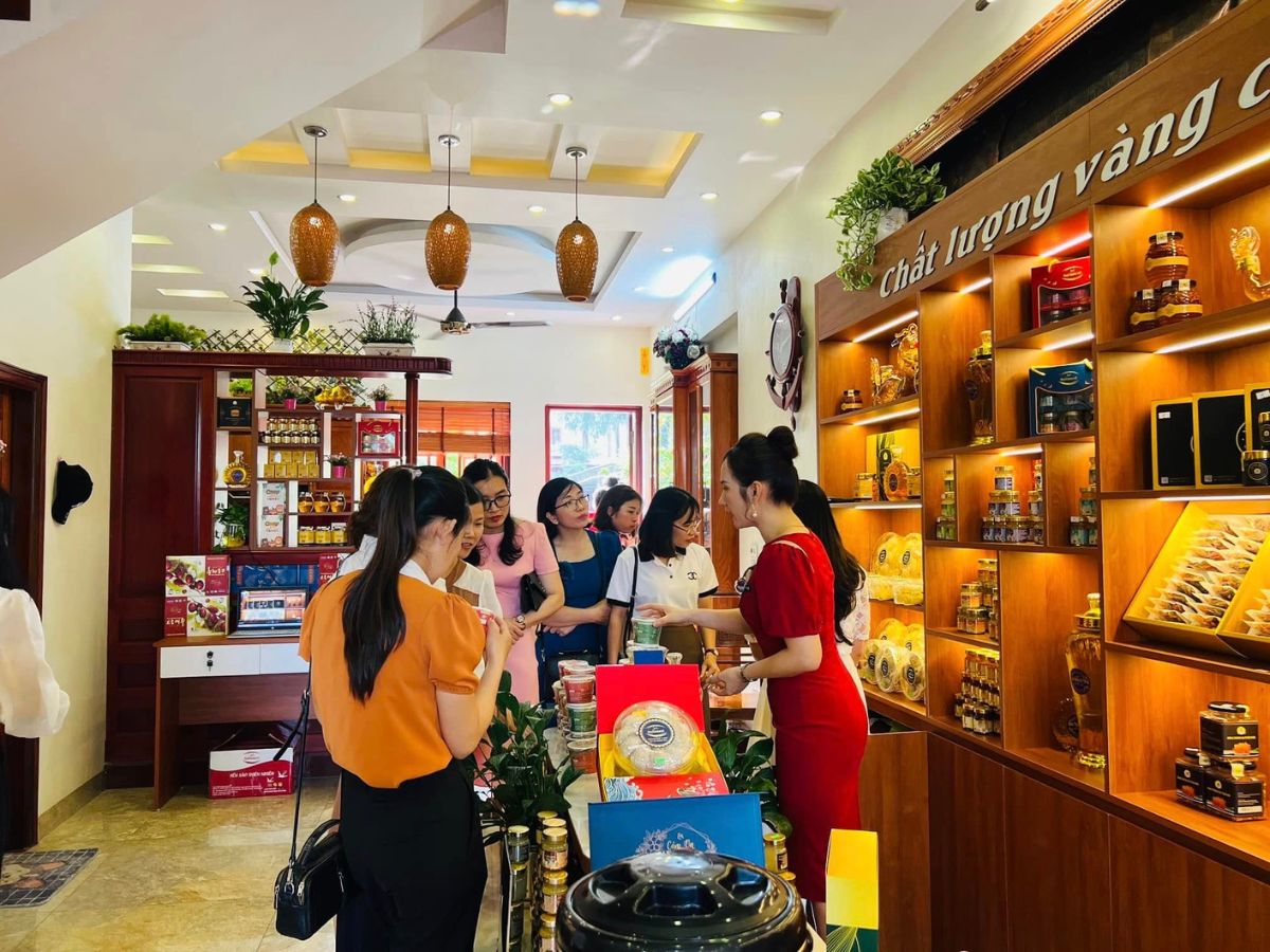 Du khách nên chọn những nơi bán đặc sản OCOP Hà Nam uy tín, địa chỉ rõ ràng và có chứng nhận chất lượng đầy đủ. (Nguồn: Sưu tầm)