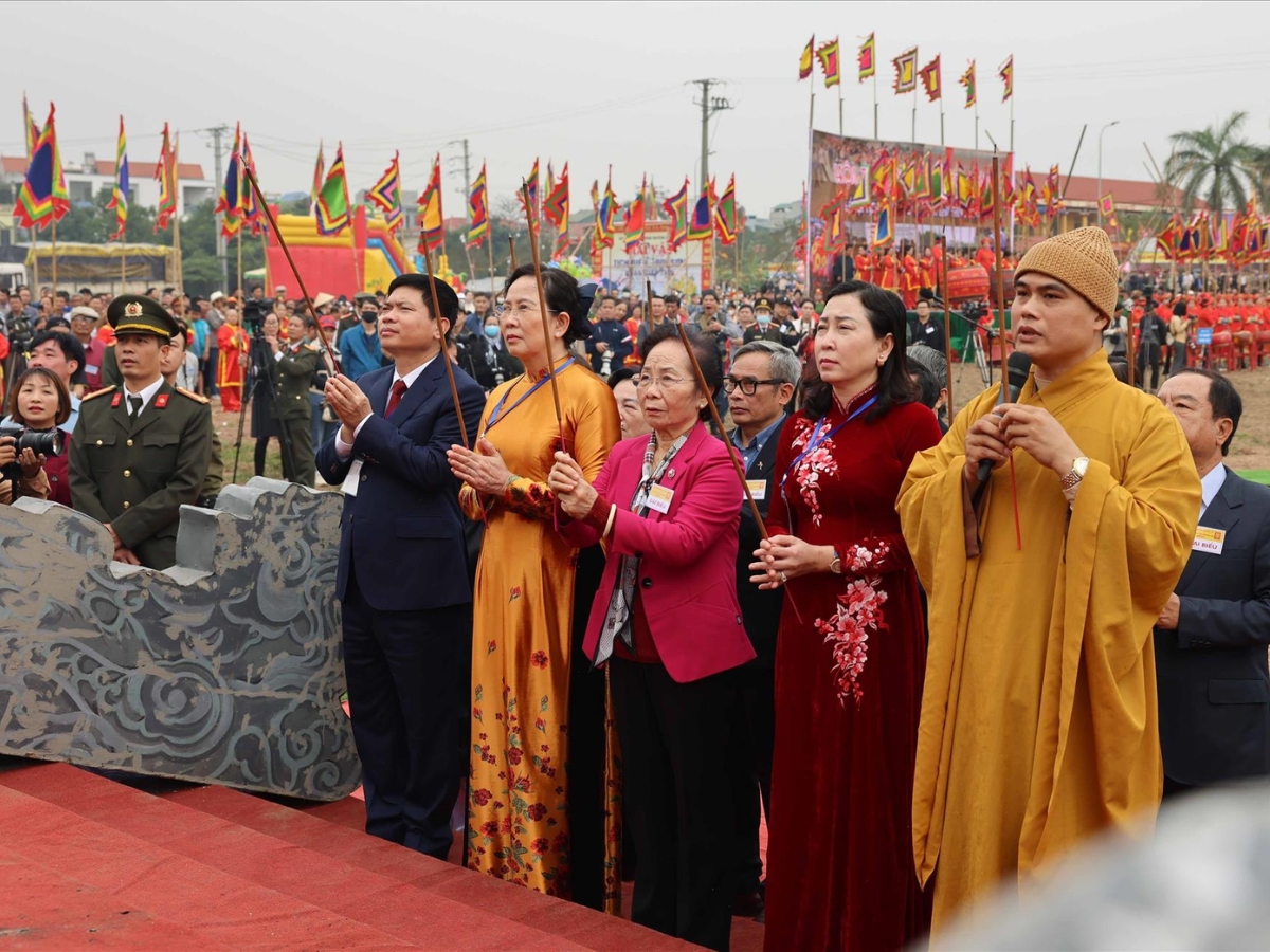 Du khách nên giữ thái độ trang nghiêm và tuân thủ quy định khi tham gia các lễ hội tại Hà Nam. (Nguồn: Sưu tầm)