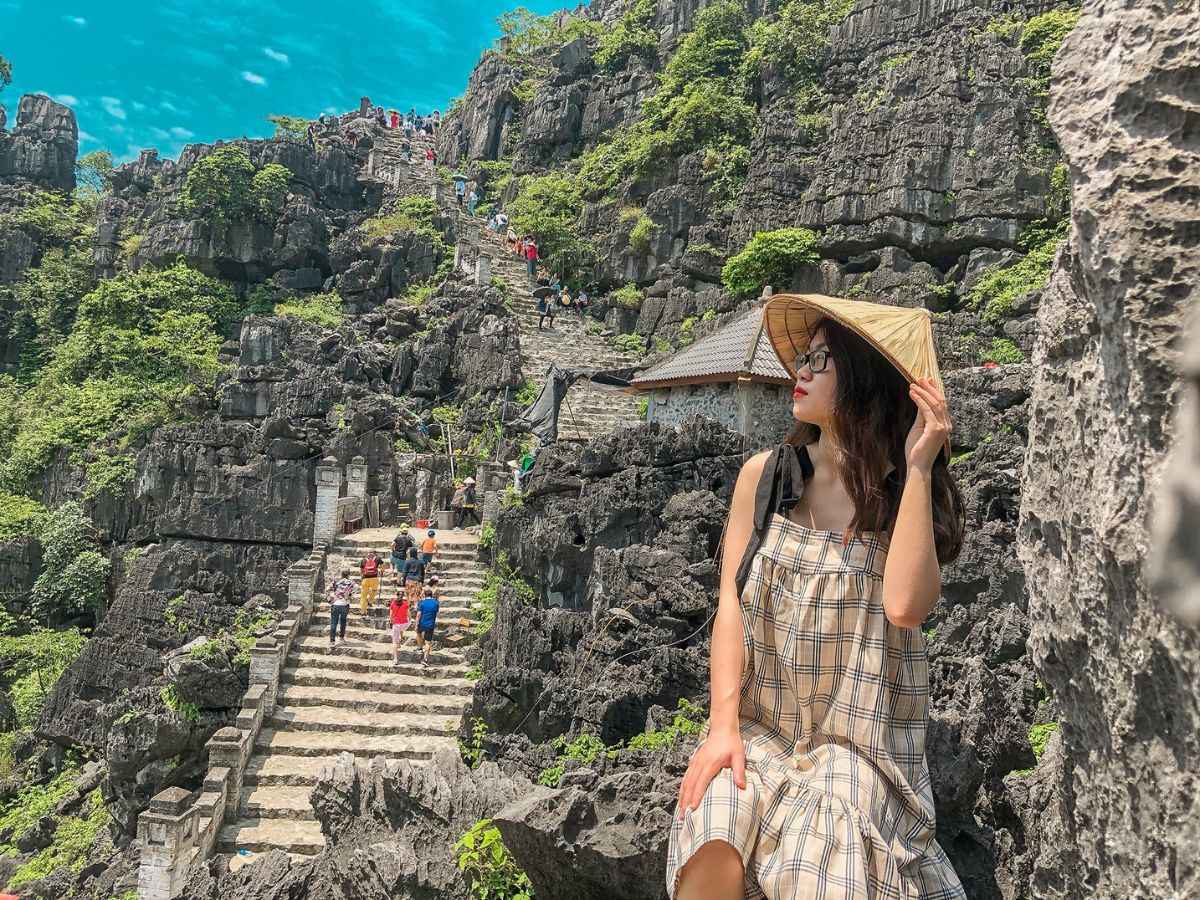 Để chinh phục Hang Múa, du khách cần chuẩn bị giày thể thao có độ bám tốt, trang phục thoải mái và nước uống cá nhân. (Nguồn: Sưu tầm)