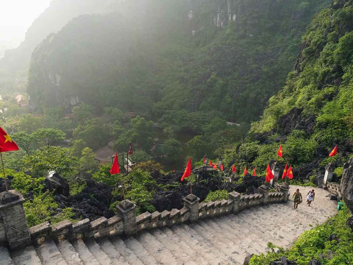 Sáng sớm là thời điểm lý tưởng để hạn chế nắng nóng và giữ sức cho du khách khi chinh phục Hang Múa. (Nguồn: Sưu tầm)