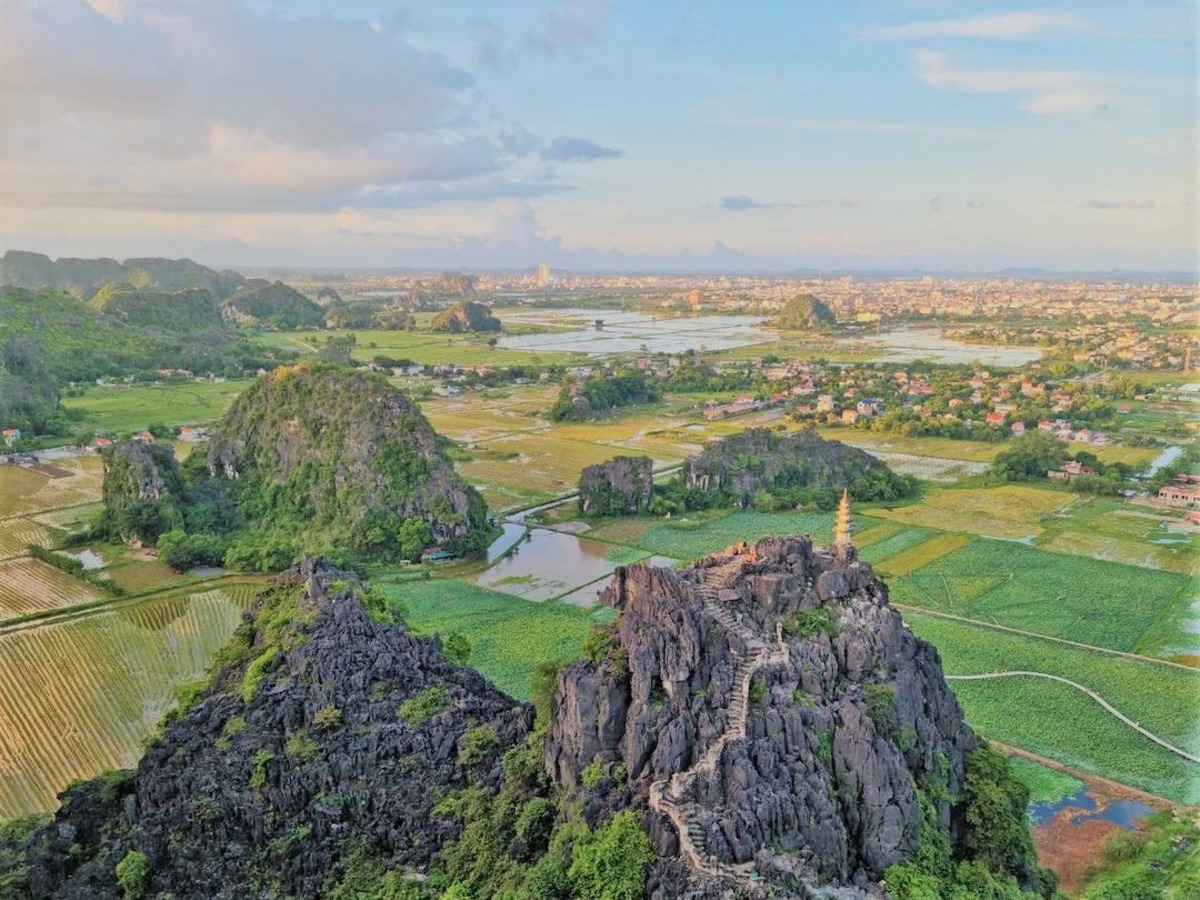 Từ Hang Múa, du khách có thể thu trọn đồng ruộng và núi đá Ninh Bình vào khung hình. (Nguồn: Sưu tầm)