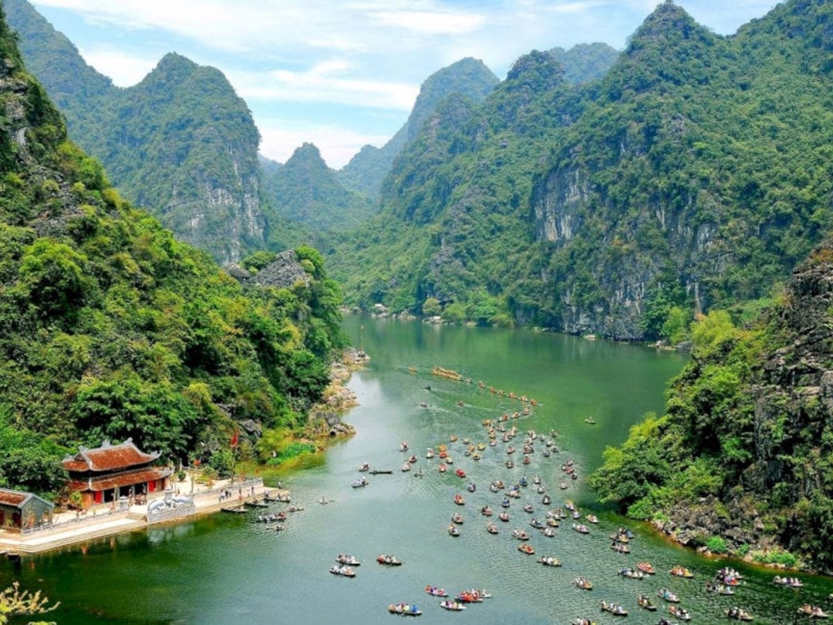 Tràng An gây ấn tượng với dòng nước xanh nằm giữa những dãy núi đá vôi trùng điệp. (Nguồn: Sưu tầm)