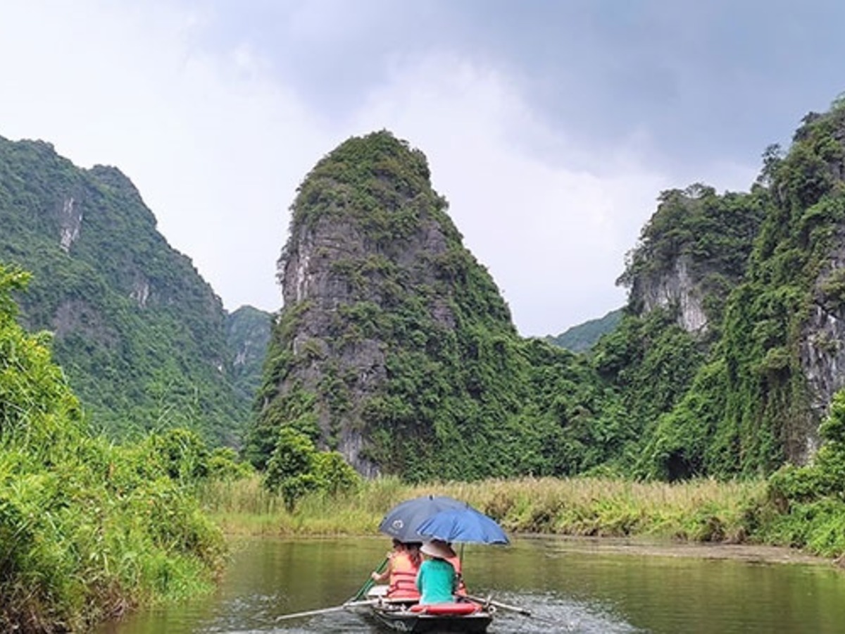 Ngồi thuyền Tràng An giúp trẻ quan sát núi đá, mặt nước và cảnh quan tự nhiên theo nhịp độ nhẹ nhàng. (Nguồn: Sưu tầm)