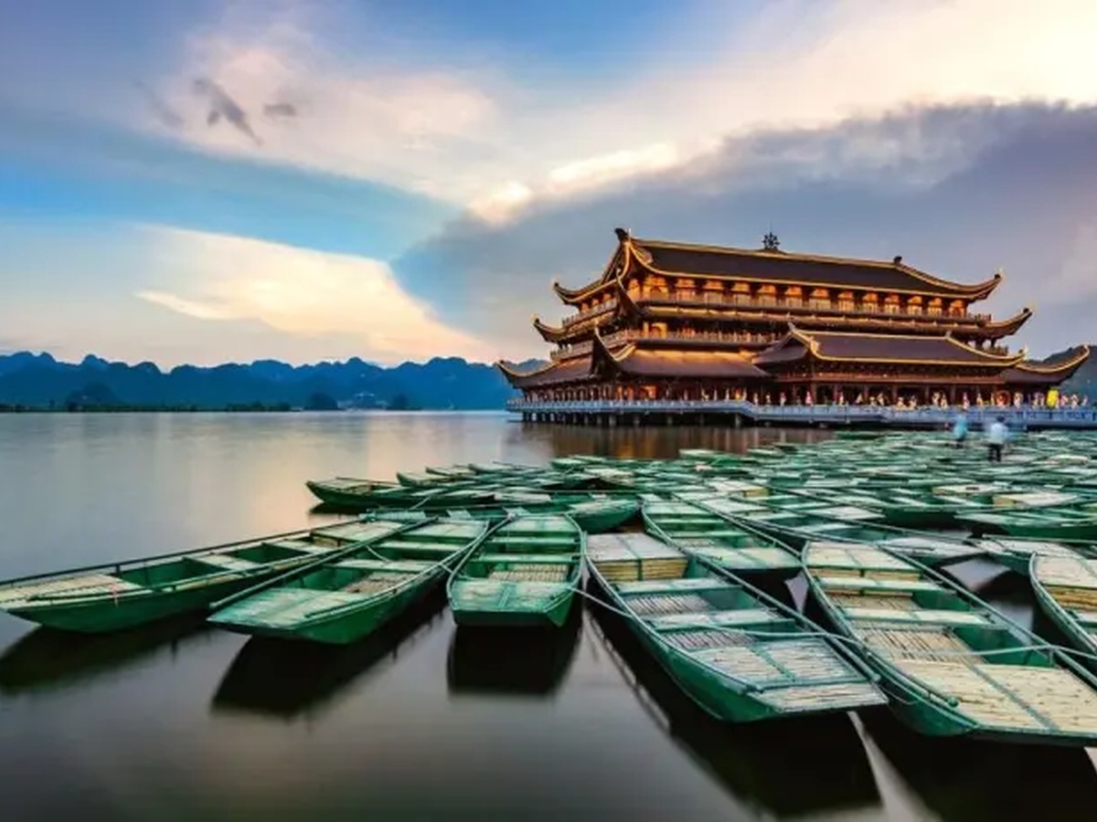 Khu du lịch Tam Chúc kết hợp hồ nước, núi non và kiến trúc quy mô lớn. (Nguồn: Sưu tầm)